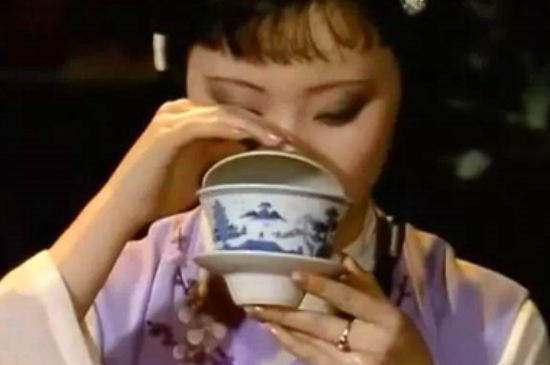 女士喝茶優(yōu)雅姿勢，女士正確喝茶姿勢禮儀