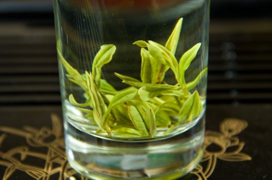 安吉白茶冷藏好還是冷凍好？這個(gè)需要根據(jù)存放時(shí)間來(lái)選擇