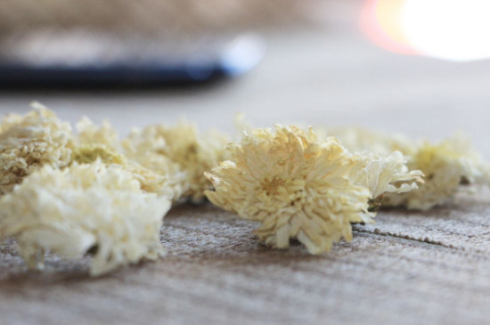 菊花茶買小朵還是大朵，泡茶用的小菊花和大菊花哪個(gè)好