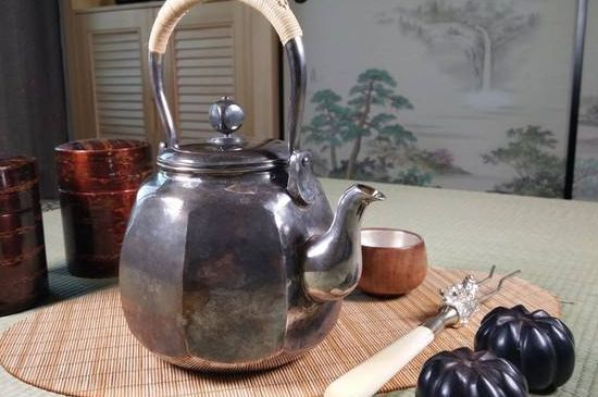 銀壺泡茶后為什么會變黑，銀壺內(nèi)膽發(fā)黑怎么辦