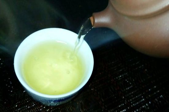 一天什么時(shí)候喝黑茶最好，喝黑茶一天最佳時(shí)間和季節(jié)
