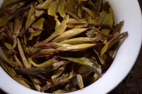 老白茶上火還是去火？夏季喝煮的老白茶會(huì)容易上火！