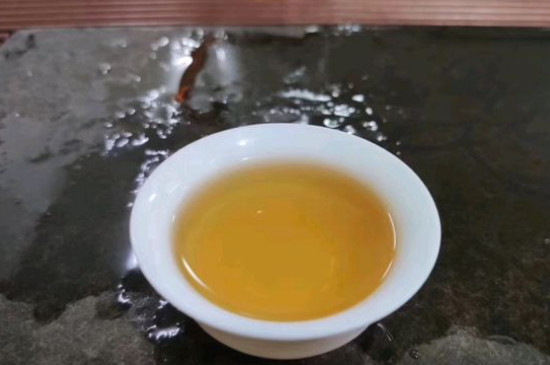 新舊白茶怎么區(qū)分，怎么分辨白茶是新還是舊